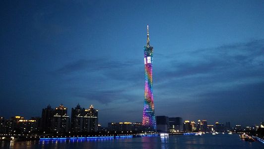 z33dc022817f6fe564a805b9006df09e0 重慶市の高層ビル「小蛮腰」ねじれた設計はまるで揚げ菓子