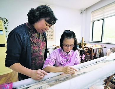 z4ed8e82a92e4252e63d05410974cf6ac 麻の布に美しいとげ刺繍を施す女性職人　江西省