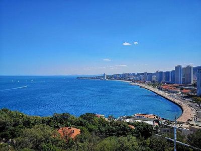 za7c90c314215349f4c89cd309231433a 厦門市の海岸に舞う色とりどりの凧　福建省