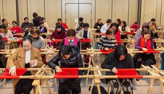 z4ea33810a2083da084a2f032879068f0 無形文化遺産「漢刺繍」の技を伝承　湖北省