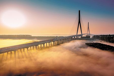 z518194c5eecc0aea50ff00038304eb05 世界最長の非対称型複合斜張橋・嘉魚長江大橋が開通　湖北省