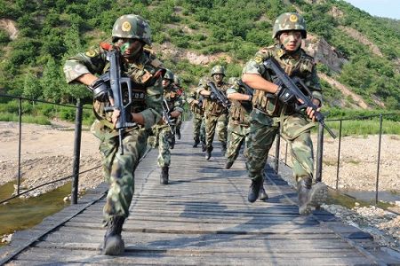 z5912d6fa5ef34a62ea5d989ecc3d23a3 極寒の極限訓練！武装警察の「デビルウィーク」に密着　吉林省