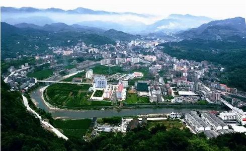 zac295ebbbcb0c46e4b4cea77571ce85e 山並みに映えるカラフルなコンテナ宿泊施設　湖北省五峰