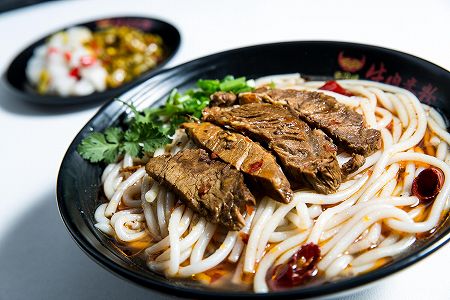 zb967759fdab6ec27a60490096fb7569c 碗入りヌードル3988杯が一列に！ギネス世界記録を更新　湖南省