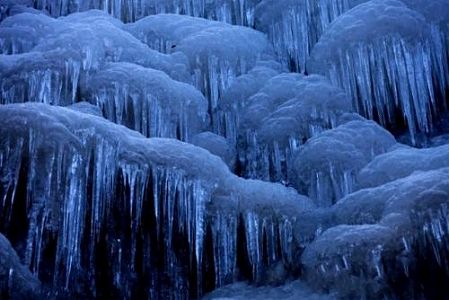 z33e6eba63d295bf4867108399af7d172 黄色い大地に大規模な天然の「氷瀑」群が出現　甘粛省