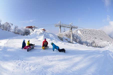 za76f2424e2ded4fa8e97f5af22934ee2 青空に映える仙境のような雪景色　四川省茂県九鼎山