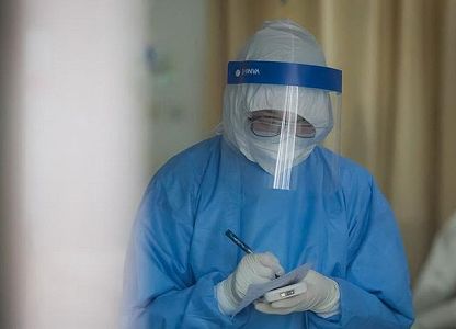 z669992b8407ced6796b087836ae5a213 新型肺炎患者治療する西安市の女性医療従事者が全員丸刈りに