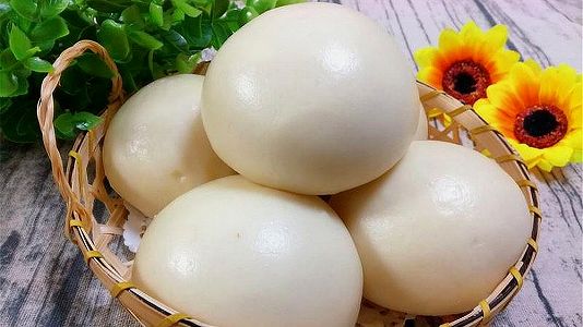 z92fb0670a51722c79467c9743056786f テーブル三方を布で覆ったラーメン店に自作滑り台で商品渡すマントウ店