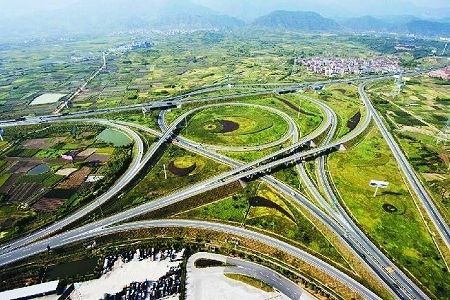 z03a778a261446cf365d36c491564f5e7 「微笑みのマスク」で笑顔をおくる高速道路の料金所スタッフ　浙江省