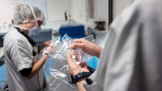 z5a990777adaf33cd19f13ee74e8b10e7 新型コロナウイルスとの戦「疫」描く　銃の代わりにペンを手に闘う