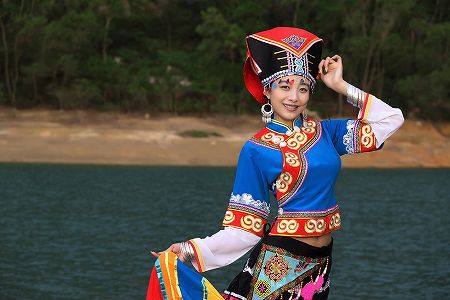 z61c49ddc2685a8e909b67d732b3b3822 色鮮やかな刺繍糸で「美しい生活」を描く四川甘洛イ族の女性刺繍職人