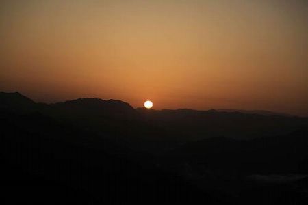 z7beca6d2fa0be6bb116de21f80df7b2f 朝焼けに染められ、うねるように流れる雲海　甘粛省両当