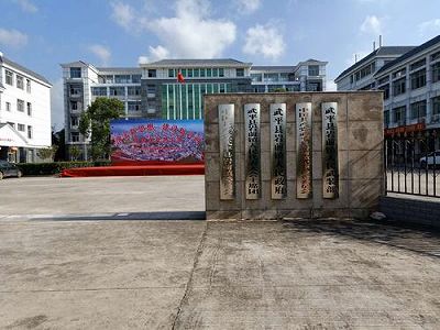 zb10955a3c43de330d1607081bca9c8af 職員食堂のテーブルにパーティション設置し、交差感染対策　福建省