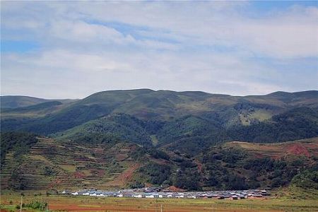 z623dbcc66b784778b302d209039dd844 安心できるスクールバス！四川省大涼山の山奥を走る「鈍行列車」