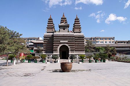 z43d15956d0a48df9a7bccd2cb5aadbe9 内蒙古呼和浩特の夜市が再開　特価販売のさまざまな商品が魅力