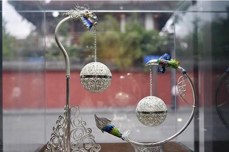 z51218ec3689ff080b028336949a 成都の無形文化遺産・銀花絲を受け継ぐ親子