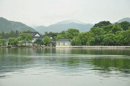 z68a187fb3f52de5d0e4721c777e08d53 「千と千尋の神隠し」の銭湯そっくりの民家が話題に　西湖景勝地