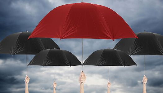 暴雨の中、高学年生が低学年生のために作った思いやりの「傘の通路」 zb5eb9020f43847922bf108f985142eb2 暴雨の中、高学年生が低学年生のために作った思いやりの「傘の通路」