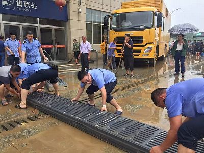 上海市の一部水門が洪水対策の放流のため開扉 堤防のパトロール強化 z0d49da4932bfc6f2cd0aaea7ea1f5c21 上海市の一部水門が洪水対策の放流のため開扉 堤防のパトロール強化