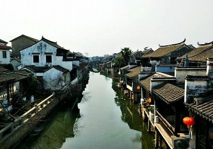 zc3614046a7ea162483e1504859c0030a 働きぶりは大人顔負け？ゴミ箱6つを一気に運ぶ男の子