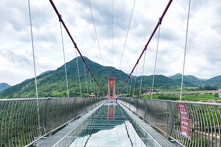 zf02c10f404a0e14e8d22038f011d96ad 520メートル！広東省に世界最長のガラス橋が登場！