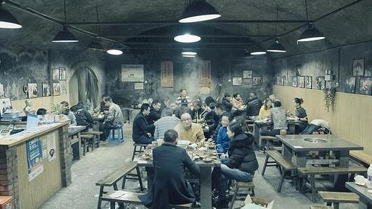 z83229844599c5eb33a737cb383d9ea77 防空壕を利用した火鍋店でひんやりアツアツ！　猛暑続く重慶市