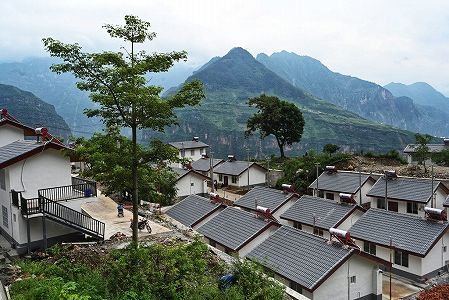 z6aca297d11be45db8d9ed18c0041b982 中国で「道路がなかった」最後の村から子供たちが自動車で通学