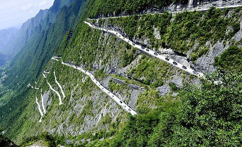 高く険しい山々に激しく蛇行して走る「壁挂天路」 湖北省恩施地区 zb4077ebefcef1f994f08b41c4d0416ae 高く険しい山々に激しく蛇行して走る「壁挂天路」 湖北省恩施地区