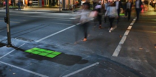 zb724f5276ef616b7a65012d5817be291 「うつむき族」対策の「地面信号灯」の運用をスタート　広東省広州市