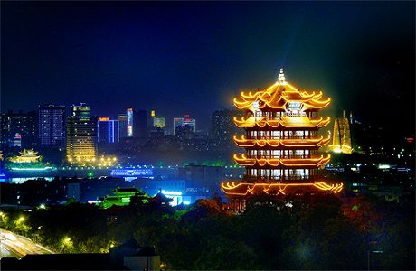 z78e4c7a171ec487bcd62c122d3e29995 鮮やかで美しい黄鶴楼のライトアップショー　湖北省武漢市