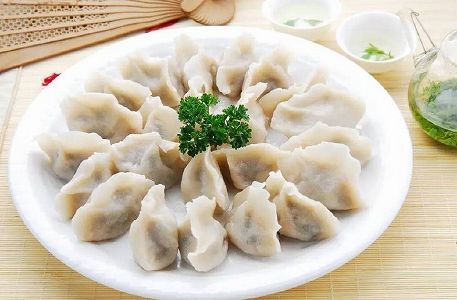 z2eaf770bb75a3661ada96b8db395c4af 餃子を作って冬を迎える　内蒙古の小学校