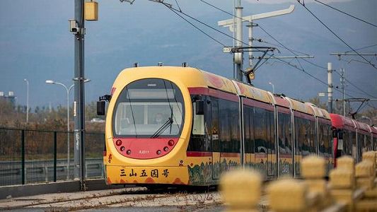 zd8ee004455a61aa5799b1b2354c003d9 北京鉄道交通の西郊線がラッピング車両「三山五園号」を運行