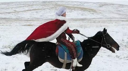 z6fab25abdf11fddaa88ef01c9ff25e99 美しく、颯爽！女性副県長が雪原を馬で疾走し観光PR　新疆維吾爾