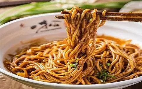 武漢市名物の熱乾麺がKFCのメニューに登場、箸の提供も初 z0e32eacca9f6b77adabc800b6190ad79 武漢市名物の熱乾麺がKFCのメニューに登場、箸の提供も初