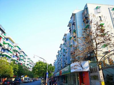 z5591a8c6db64dfab4b0d861fa526c0df 階段に「ライトレール」？いす式昇降機設置で高齢者に思いやり