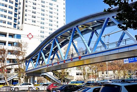 z9d0fe77742000f1bf26a29feb7532287 湖北省武漢市に「コロナと闘った英雄たち」に感謝示す歩道橋