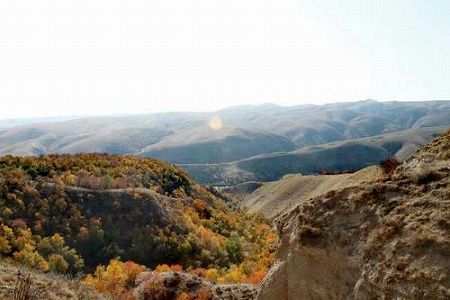 z2f113459ec6ad6d1bf919dd087f01c18 国境地帯の雪原を馬に乗りパトロールする人民警察　新疆