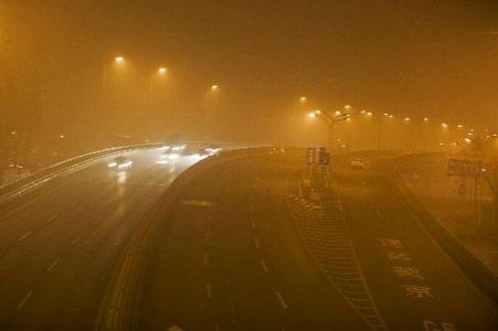 z8c7b79fde577d0550ea0c4a900459f11 煙霧で北京市の可視度僅か200メートル　3月28日は砂塵と突風7級