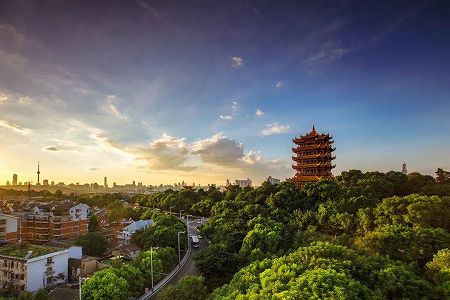zb08ddf9b125f112a4aaaccfd7b888b6a 子育てにパパも参戦！武漢市の幼稚園や小学校にパパ送迎デー　湖北省