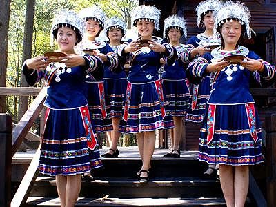 z5e9d7e9bf9235601c219029dba3b249d 自家製米酒で来客を歓迎するミャオ族の村