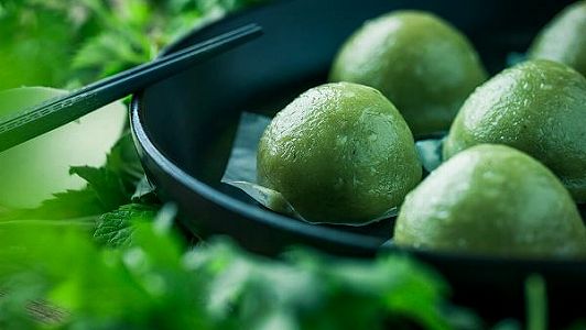 z88cbd2b7dbb00ded3f269f40a5c9df68 草餅食べて清明節を学ぶ子供たち　安徽省全椒県