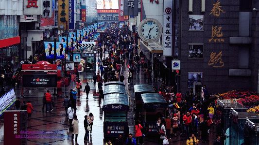 z97cc7de8a5c11c3b8f78651683f1478c 力合わせバスを持ち上げ、タイヤの下敷きになった女の子を救出　四川省