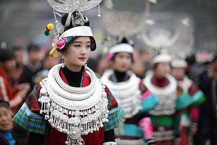 zad41430e797a2f1178059a325679a218 苗（ミャオ）族ファッションは「身にまとう歴史書」