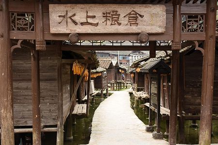 zb64eebe26a003c29307d546392f19571 貴州省の珍しくも実用的な「水上穀倉」