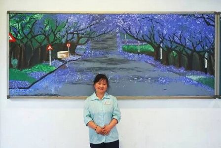 女性清掃員の黒板アート、絵ハガキ作成し慈善バザーに出品も z07d64eebe3003c961d6a5b7e0182f88f 女性清掃員の黒板アート、絵ハガキ作成し慈善バザーに出品も