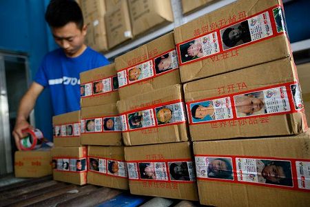 za8ee90e0777b8d0fc31560d73cbd17e0 宅配便のパッケージに「尋ね人ガムテープ」を使用　山西省太原市