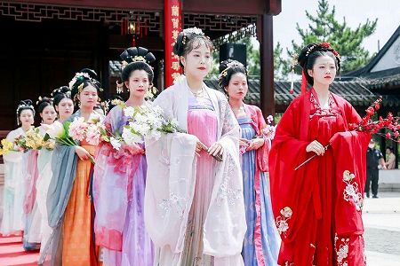 zcff99932091171f195ef8319dcd14479 数万元かけて94歳の曾祖母の漢服写真を撮影した若者