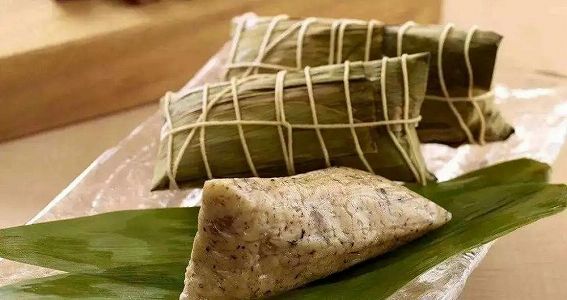 z5e43944a4ec36e2521ff0090457c6d01 安徽省の村人たちが「枕型粽（ちまき）」で端午節をお祝い