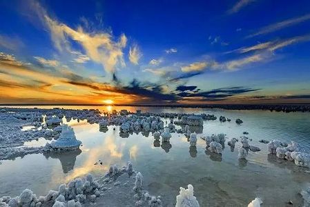 za2b89d77aeba60a102cf3be1b73b291c 開発進む高原のチャルハン塩湖 大勢の観光客が訪問