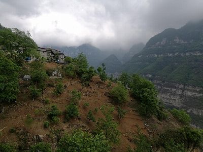 zd87eb8a560f3afda80c3cf1a2a65e8e4 断崖絶壁の村まで乗り入れ可能になった郵便集配車　四川省雅安市